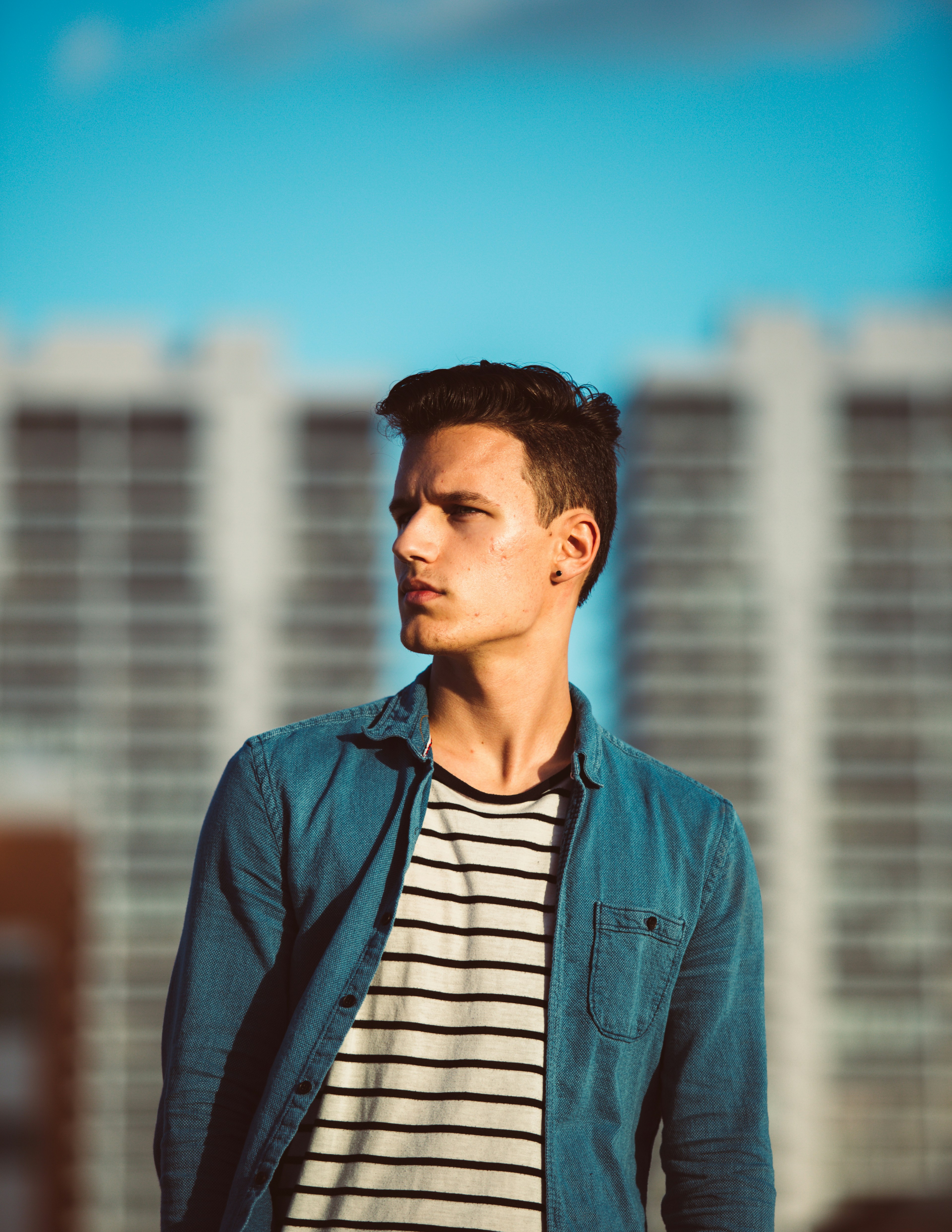 Intiem, scherp en warm portret van een persoon die oprecht en direct in de lens kijkt